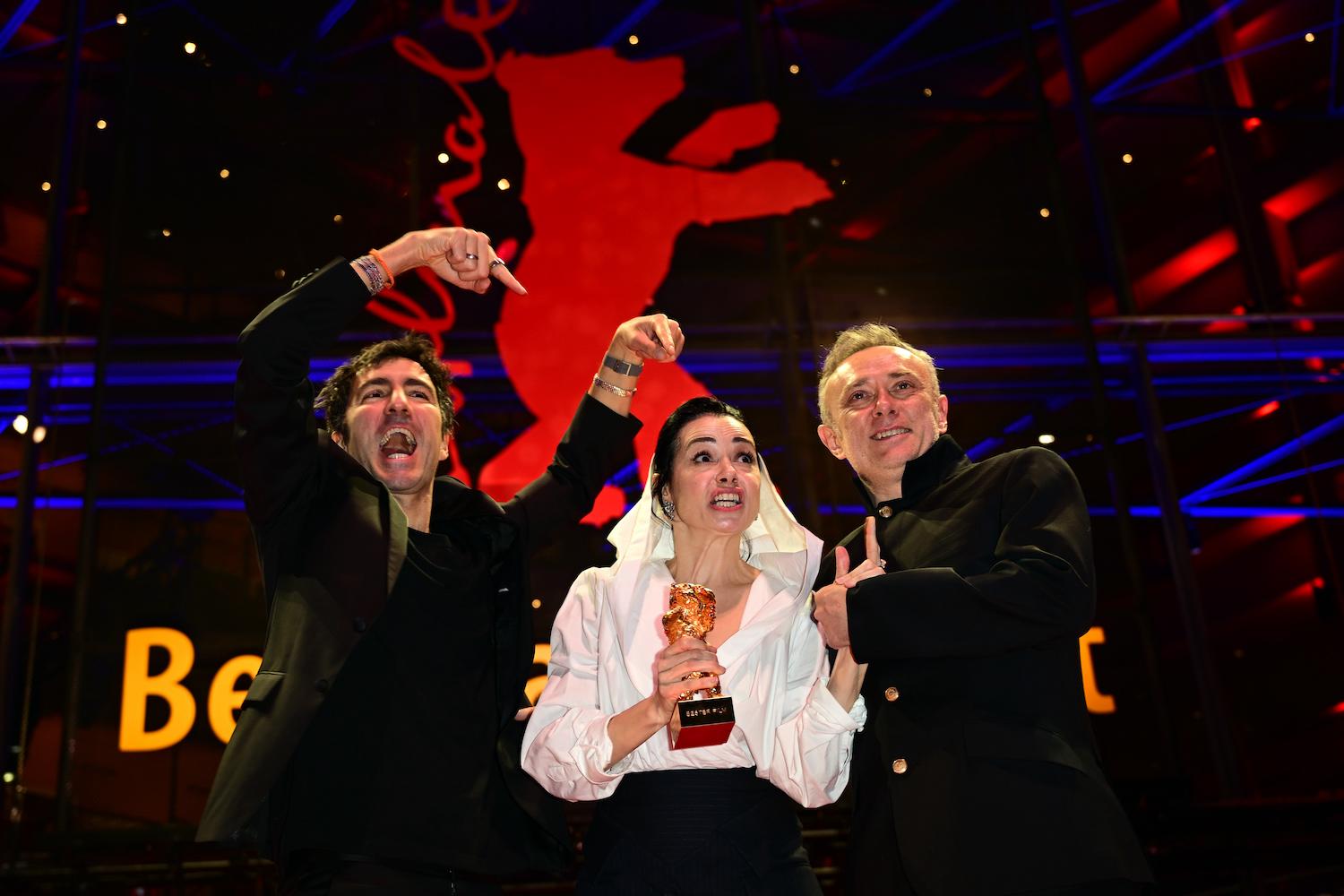 Ilker Çatak (l-r), Regisseur des Films "Gelbe Briefe", Özgü Namal und Tansu Bicer zeigen den Goldenen Bären für den Besten Film, nach der Abschlussgala im Berlinale Palast