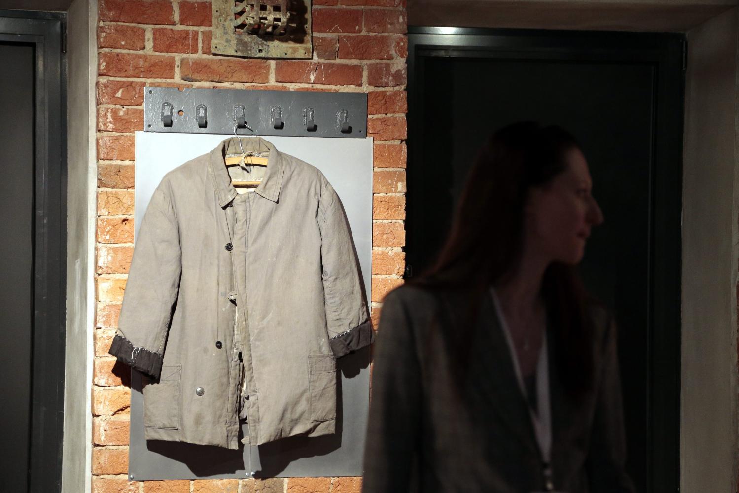 Ein Besucher schaut bei der Eröffnung 2015 die Ausstellung im Moskauer Gulag-Museum an: Es erinnerte an die Opfer der politischen Verfolgung und des Lagersystems unter dem Sowjetdiktator Josef Stalin