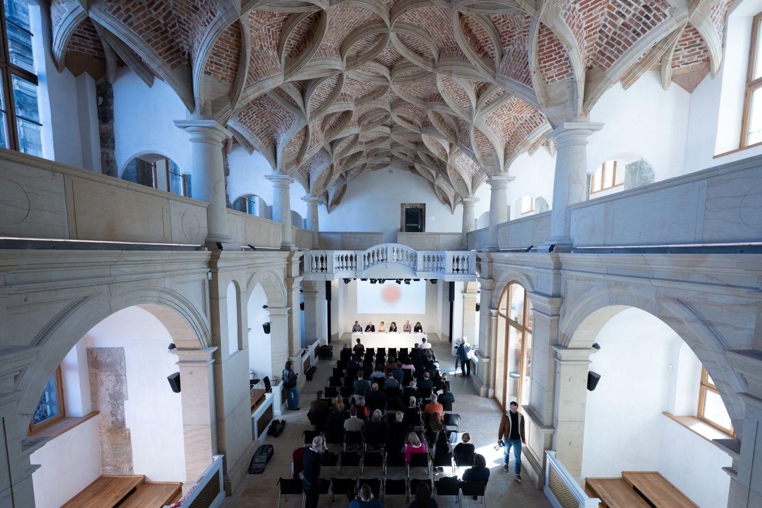 ahrespressekonferenz der Staatlichen Kunstsammlungen Dresden (SKD) sitzen in der Schlosskapelle