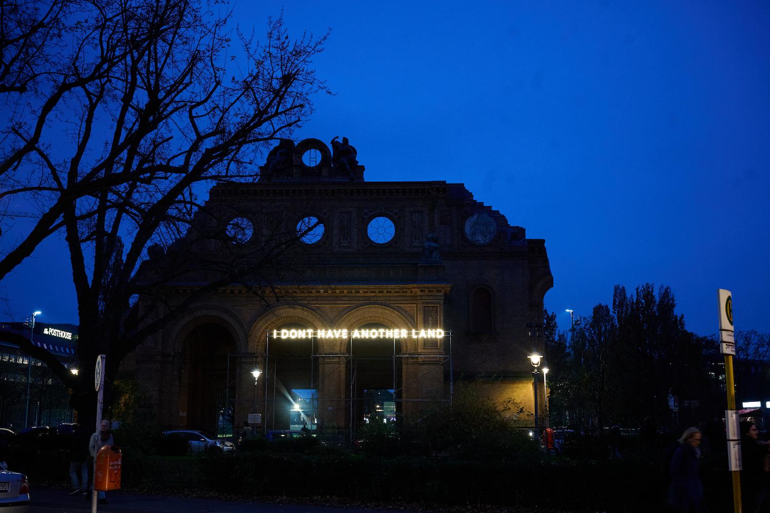 Der englische Satz "I Don’t Have Another Land" steht in Leuchtbuchstaben auf der Ruine am Anhalter Bahnhof. Die Kunstinstallation von Nathan Coley bildet den Auftakt zu einer neuen Reihe von Installationen am Anhalter Bahnhof, die die Stiftung Exilmuseum in den nächsten Jahren realisieren wird
