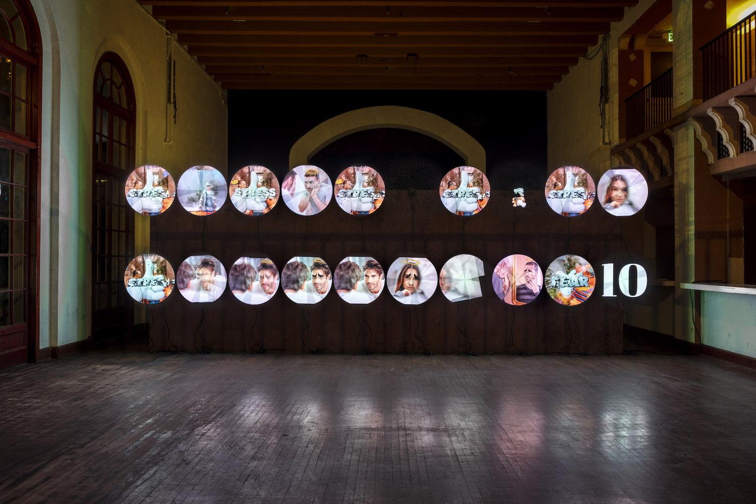 Jordan Wolfson "ARTISTS FRIENDS RACISTS", 2020, Installationsansicht "What a Wonderful World: An Audiovisual Poem", 2026