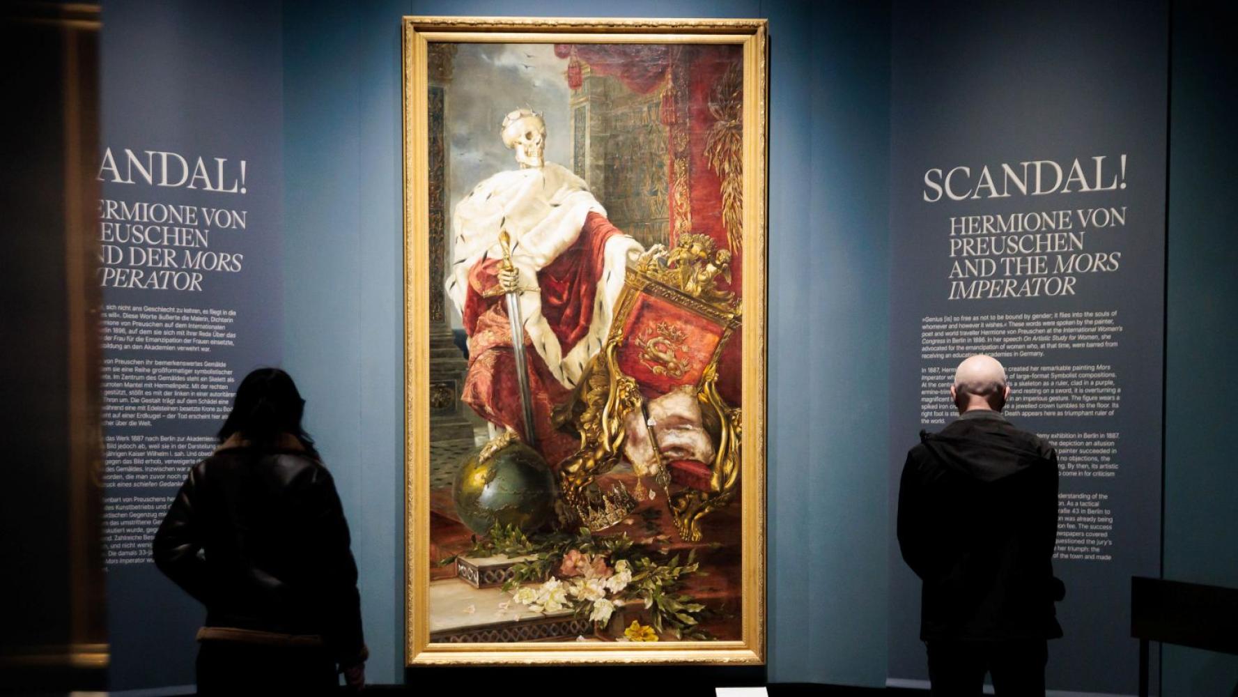 Besucher der Alten Nationalgalerie in Berlin vor dem Gemälde "Mors Imperator" der Malerin Hermione von Preuschen