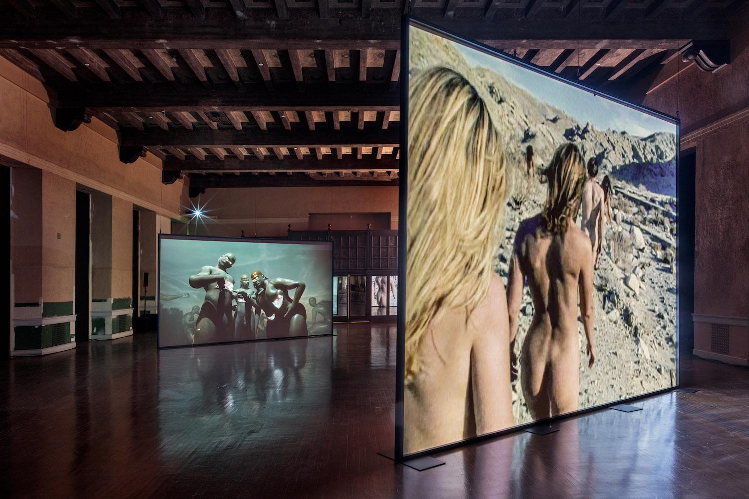 Links: Jacolby Satterwhite "Shrines", 2020; rechts: Doug Aitken, "Blow Debris", 2000, Installationsansicht "What a Wonderful World: An Audiovisual Poem", 2026