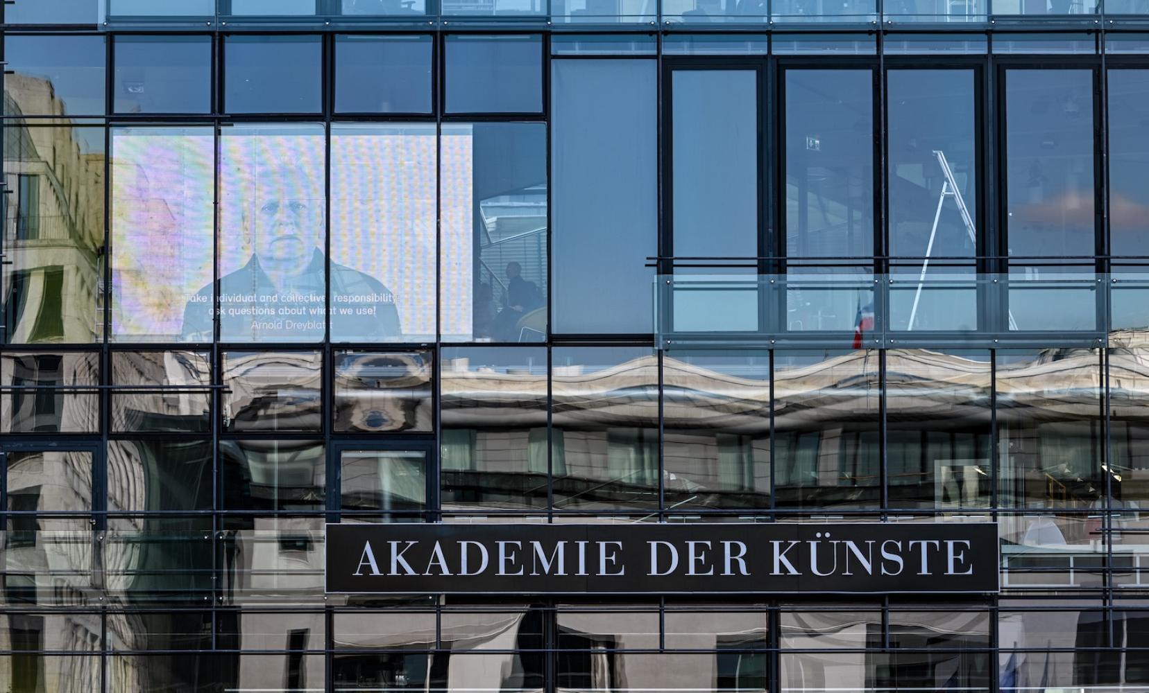 Fassade des Gebäudes der Akademie der Künste am Pariser Platz in Berlin
