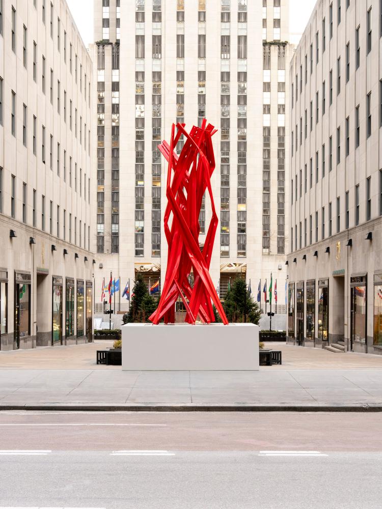 Bettina Pousttchi "Vertical Highways V 03", 2025, vor dem Rockefeller Center in den New Yorker Channel Gardens