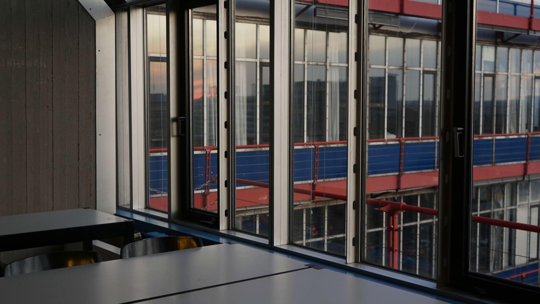 Durch die Fenster dringt viel Licht – im Sommer zu viel