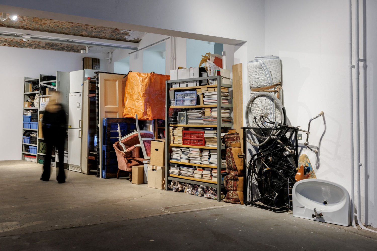 Klara Lidén "Unheimlich Manöver", 2007, Installationsansicht, "Klara Lidén – Kunstwerke", KW Institute for Contemporary Art, Berlin 2026