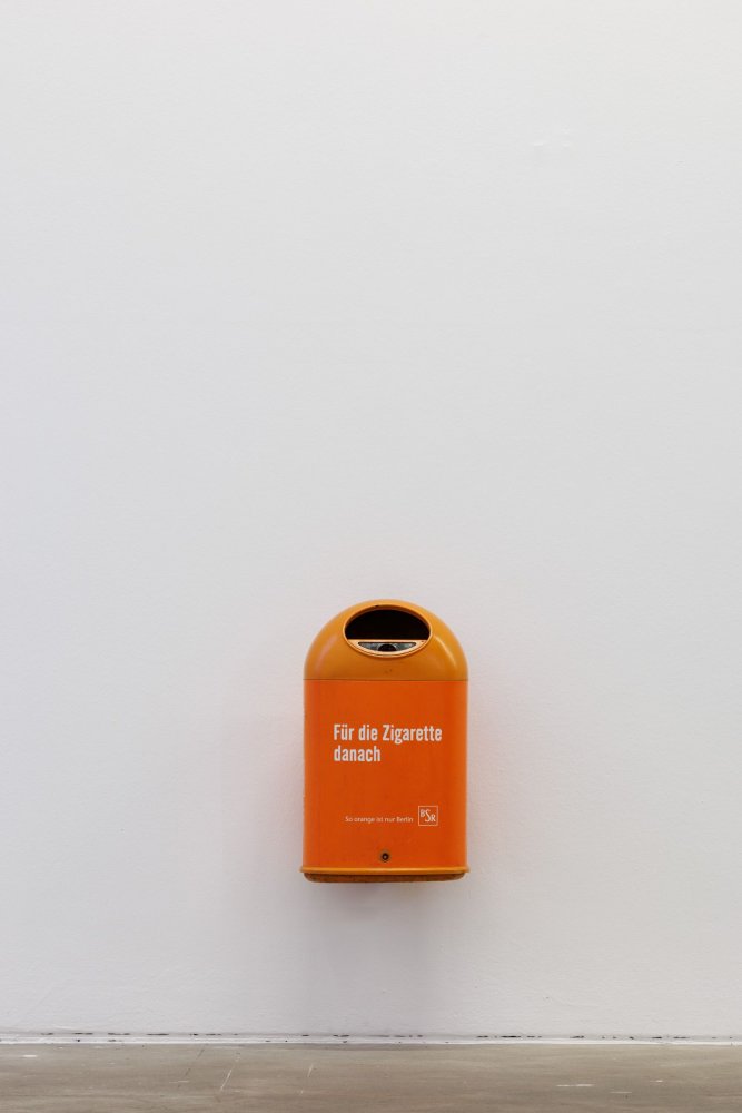 Klara Lidén "Untitled (Trashcan)", 2013, Installationsansicht, "Klara Lidén – Kunstwerke",  KW Institute for Contemporary Art, Berlin 2026