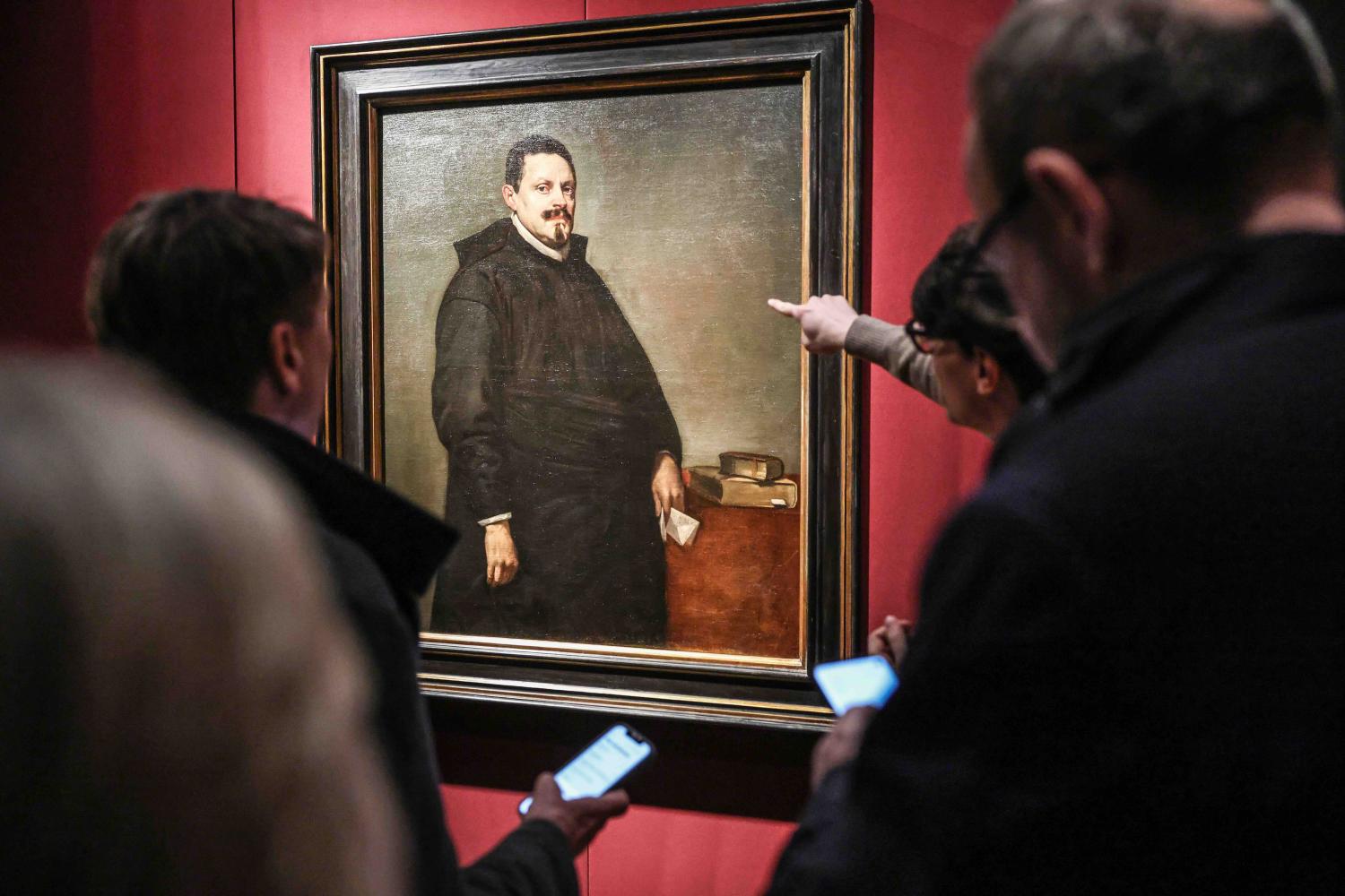 Besuchende der Kunstmesse Tefaf betrachten Diego Velázquez’ Porträt von Don Sebastián Garcia de Huerta
