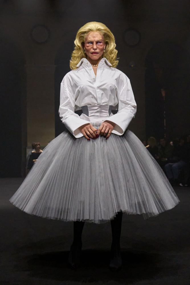 Matières Fécales, übertriebene Facelifts und elegante Linien, Paris Fashion Week, 2026