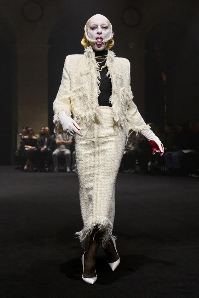 Matières Fécales, eine Perlenkette wird zum Knebel, Paris Fashion Week, 2026