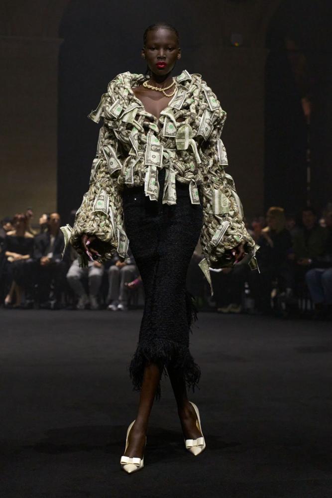 Matières Fécales, eine Jacke aus einzelnen Dollarscheinen, Paris Fashion Week, 2026
