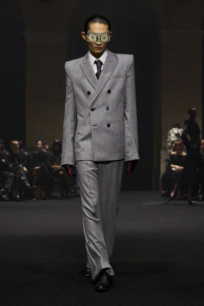 Matières Fécales, Dollerscheine werden zur Augenbinde, Paris Fashion Week, 2026