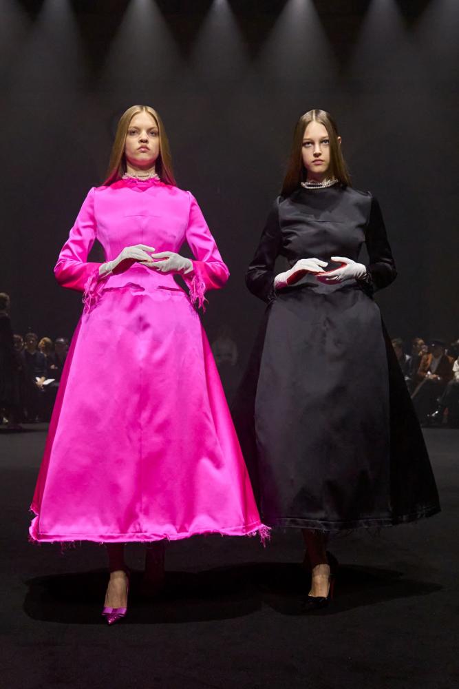 Matières Fécales, elegante Kleider mit ausgefranzten Nähten und blutrote Handflächen, Paris Fashion Week, 2026
