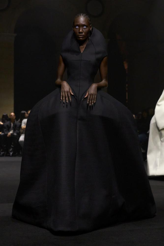 Matières Fécales, posthumane Formen und klassische Linen verschmelzen in einem schwarzen Kleid, Paris Fashion Week, 2026
