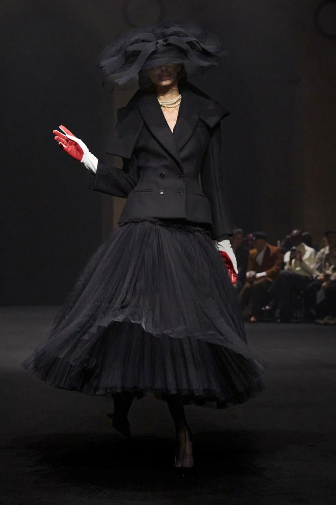 Matières Fécales, blutrote Hände erinnern an die Gier der Eliten, Paris Fashion Week, 2026