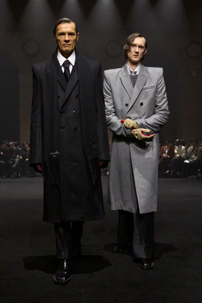 Matières Fécales, Graue und schwarze Anzüge erinnern an Bänker und Unternehmer, Paris Fashion Week, 2026