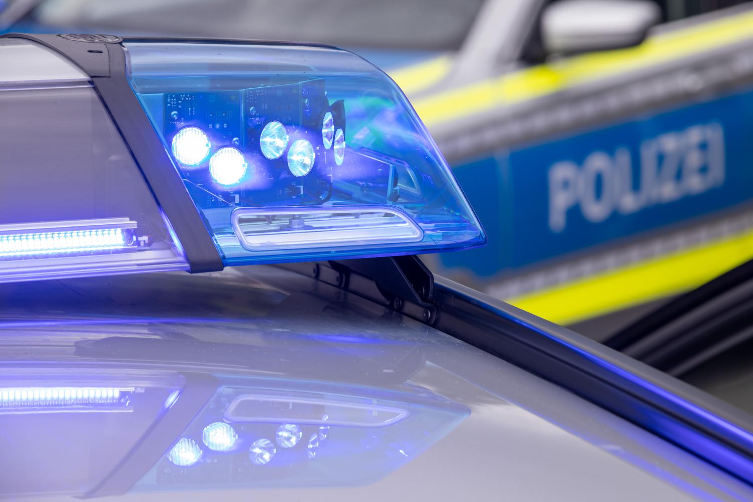Blaulicht auf dem Dach eines Polizeifahrzeugs