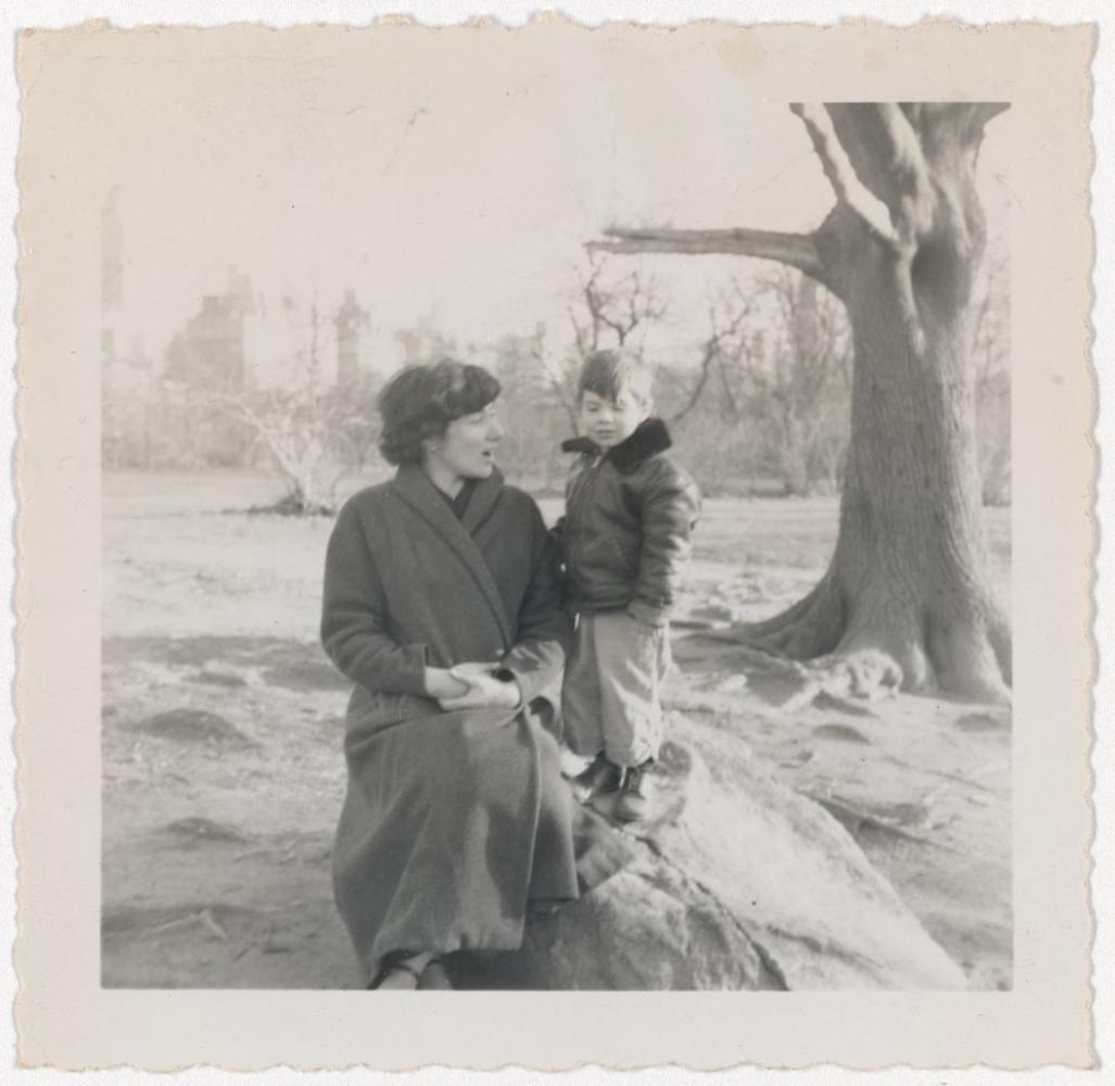 Robert Rauschenberg, Untitled (Susan Weil und Christopher Rauschenberg im Central Park, New York)", frühe 1950er Jahre