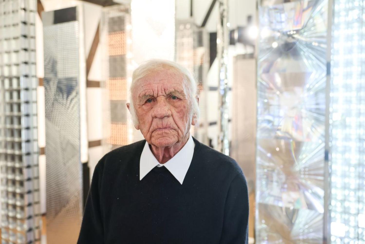 Heinz Mack, Bildhauer und Maler, steht in seinem Haus vor Skulpturen, 2026