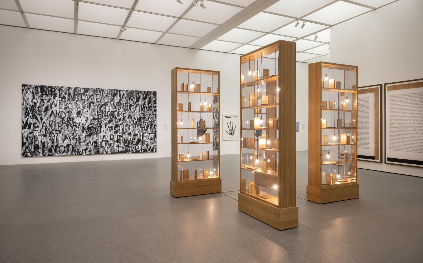 "Sweeter than Honey. Ein Panorama der Written Art", Ausstellungsansicht, Pinakothek der Moderne, 2025