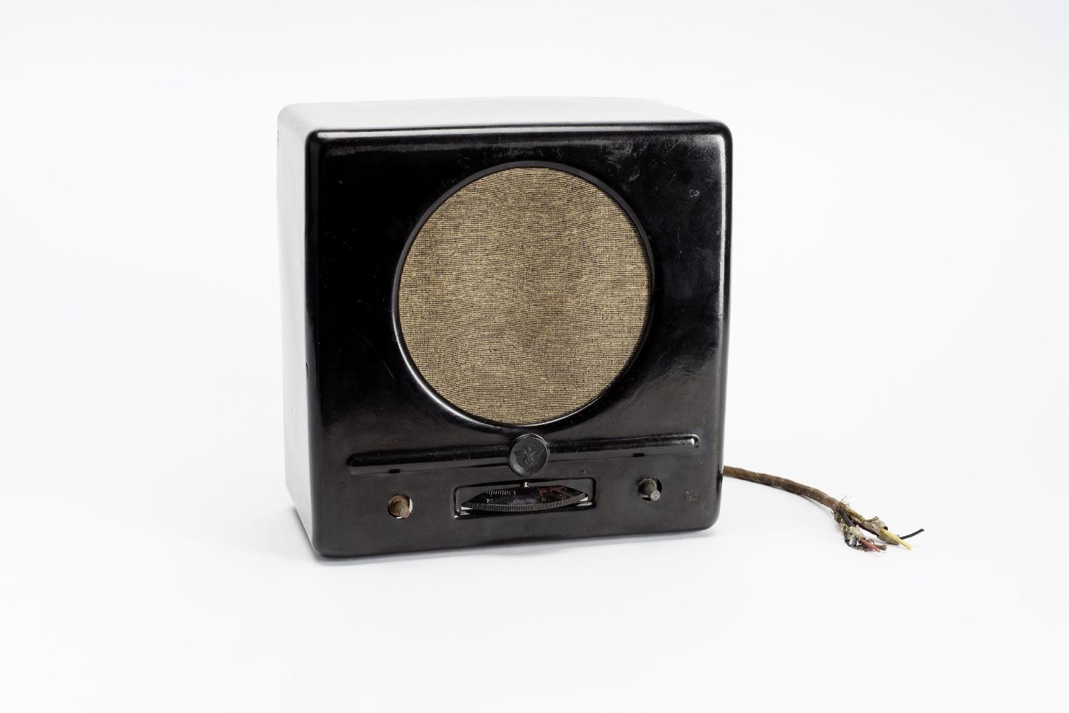 Radiogerät "Deutscher Kleinempfänger", um 1938 entworfen, Ausführung durch IKA Radio, Lódz, Polen, um 1940