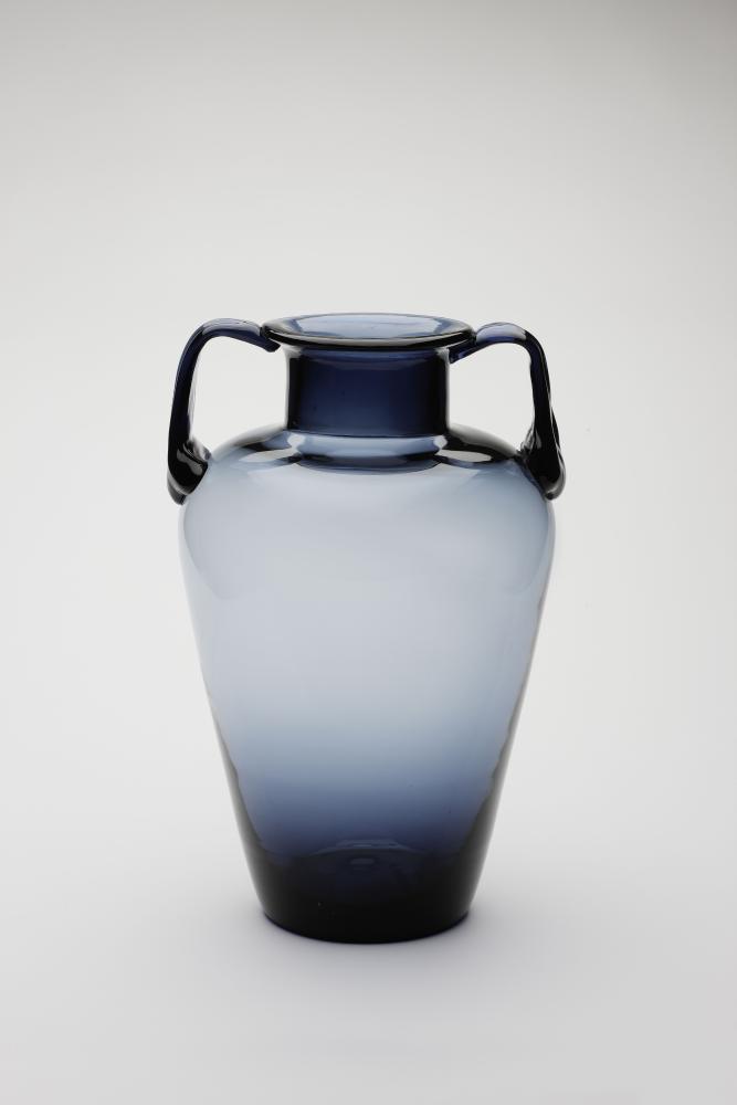 Entwurf von Wilhelm Wagenfeld, Weißwasser, 1937, Bodenvase "München", Ausführung durch Oberlausitzer Glaswerke Weißwasser, vor 1952