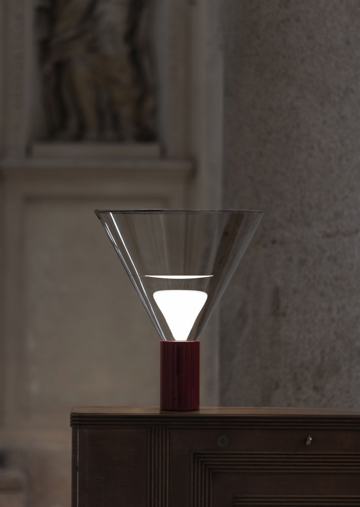 David Groppi, Lampe "Vera", Installationsansicht, "Davide Groppi. Un’ora di luce", Kirche Sant'Agostino, Piacenza 2026