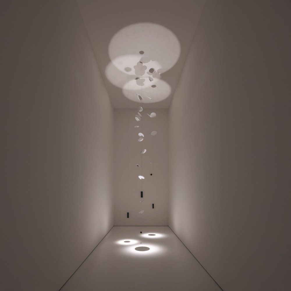 Ausstellungsansicht "Davide Groppi. Un’ora di luce", Kirche Sant'Agostino, Piacenza 2026
