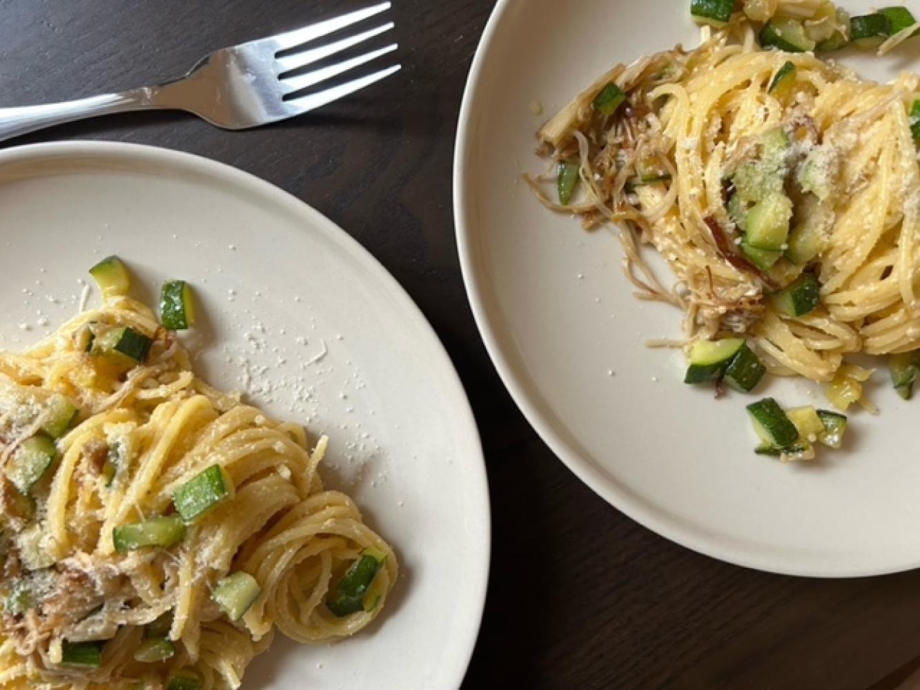 Die Veggy-Cabonara mit Zucchini und Enoki-Pilzen