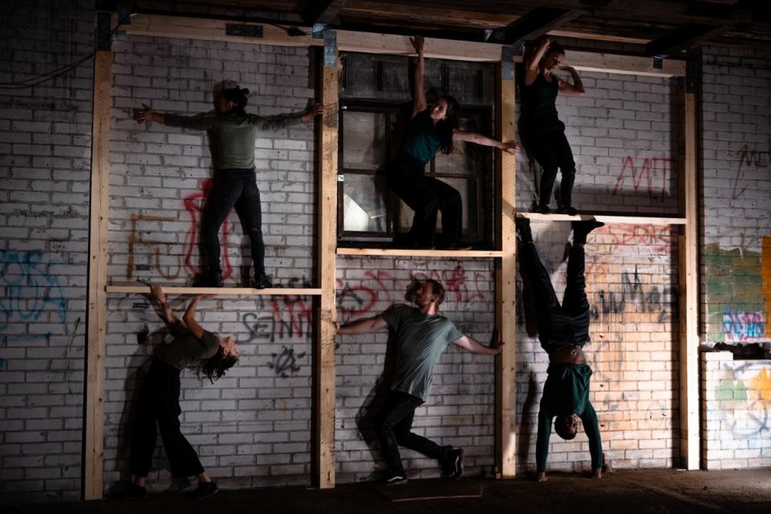   Le Plus Petit Cirque du Monde und Flow Productions wähernd ihrer Performance     "Revitalize Meri Toppila", AaltoSiilo, Oulu, 2026 