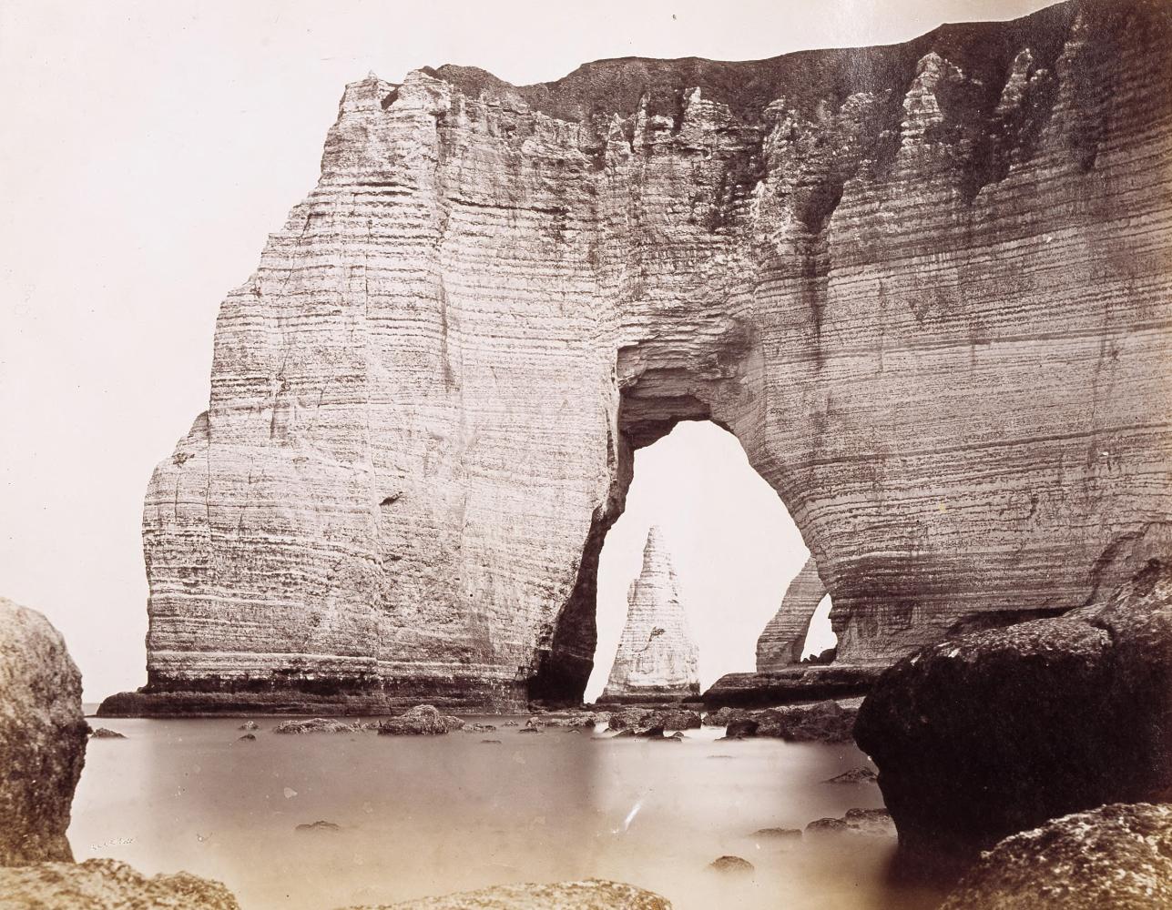 Alphonse Davanne "N° 12 – Étretat. Die Manneporte", um 1862, Abzug auf Albuminpapier, 23,7 x 30,2 cm (Abzug), 44 x 53,5 cm (Tafel). Bibliothèque nationale de France, Paris, Département des Estampes et de la Photographie