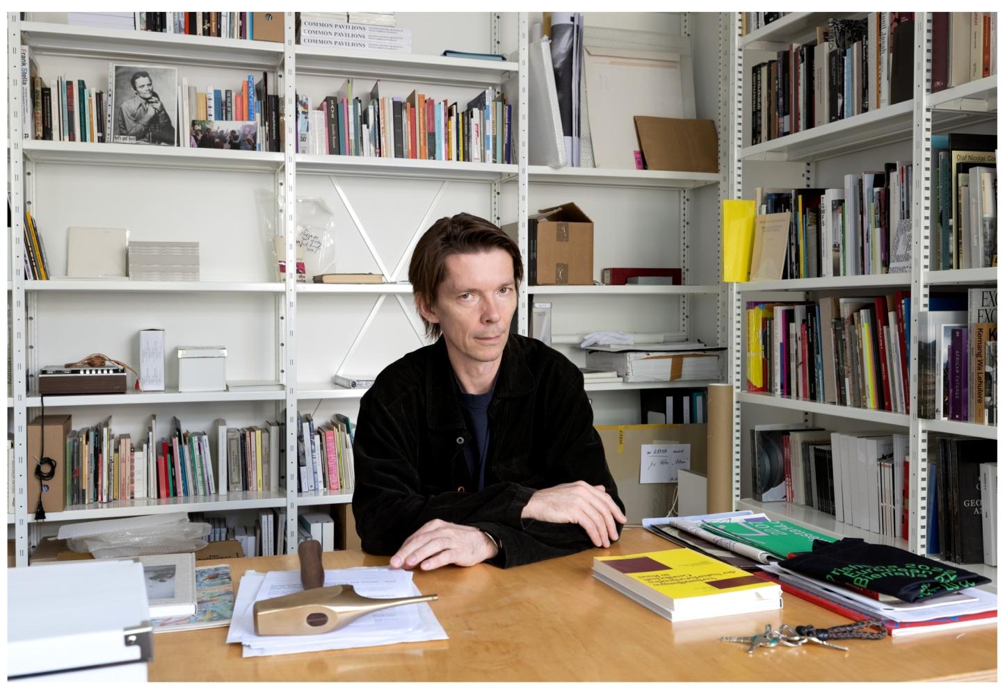 Adam Szymczyk in seinem Büro, 2023