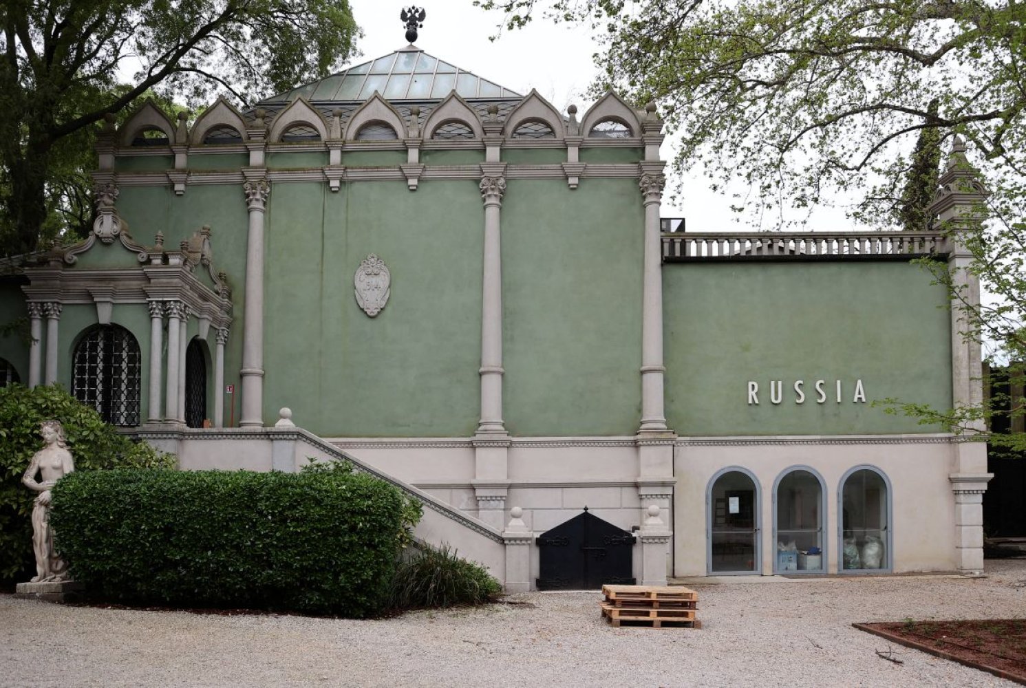 Russischer Pavillon, ornamentierte grüne Fassade, rechts Arkaden mit Schriftzug 'RUSSIA'.