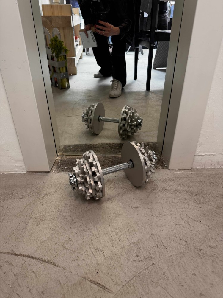Die Hantel "Weights of a (Girl)boss" von Maresa Mayr in der Ausstellung "a moment of absence"