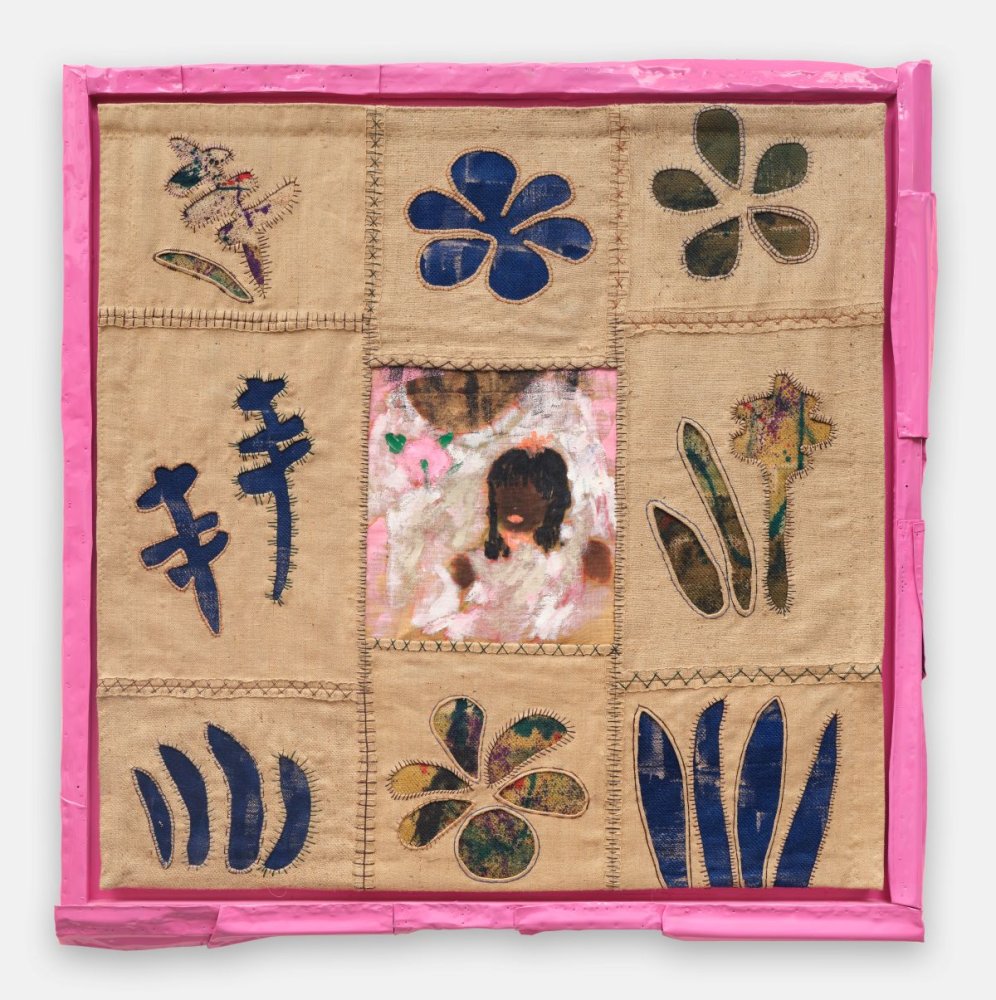 Textilarbeit im 3x3-Raster mit Blumen- und Blattformen; zentrales Porträt; rosa Rahmen.