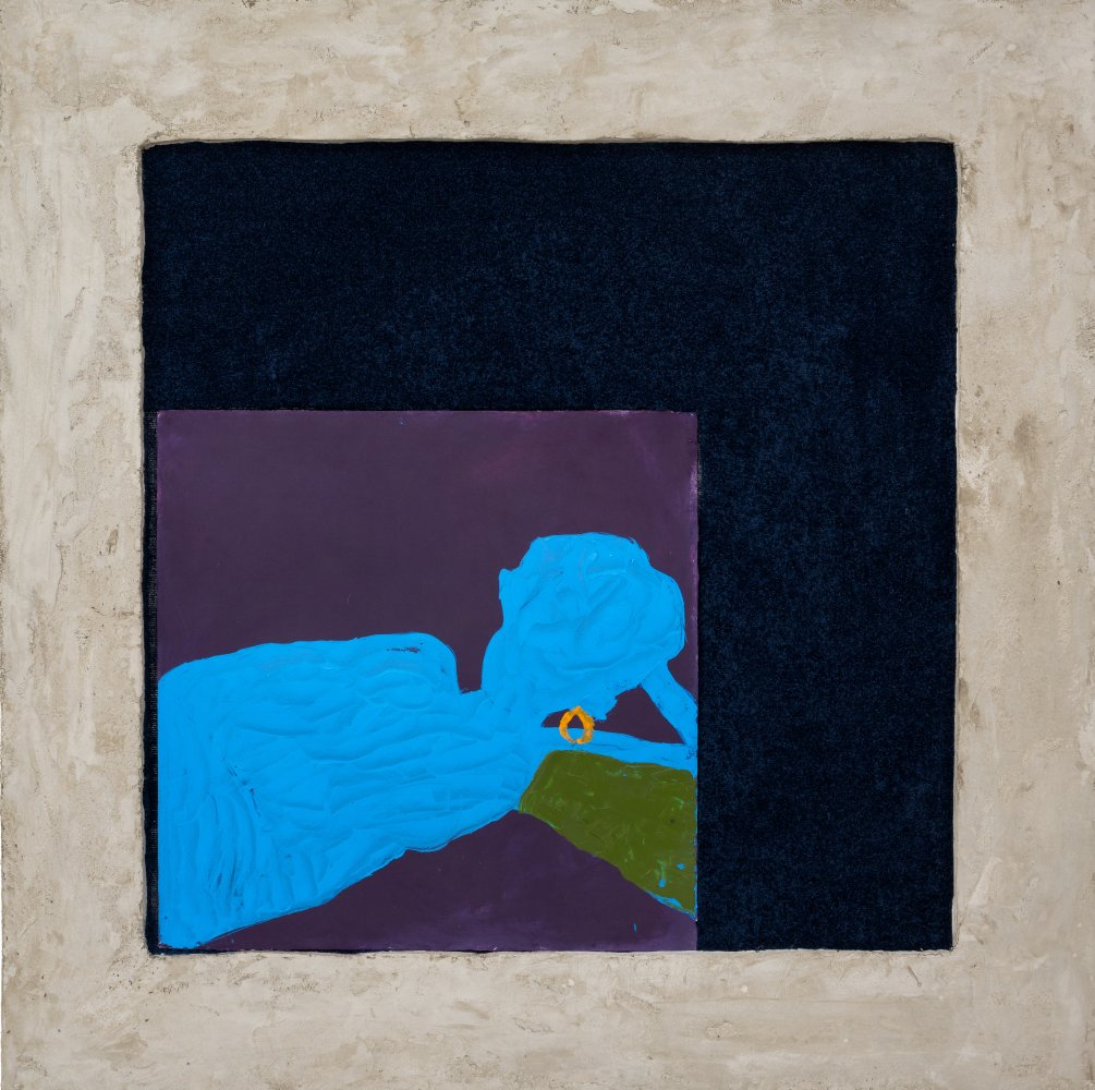 Gemälde: blaue Form auf Violett, oranger Keil; schwarzes Feld, beiger Rand.