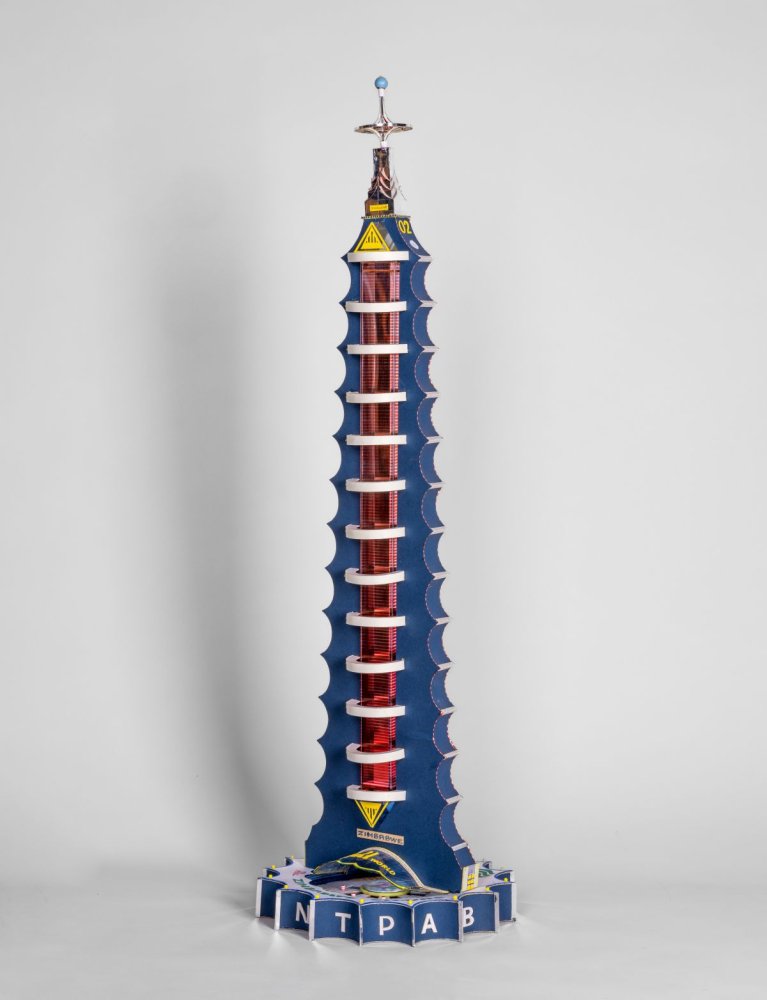 Hohe blaue Turmskulptur mit roter Spiralstruktur und pagodenartiger Spitze, vor grauem Grund.