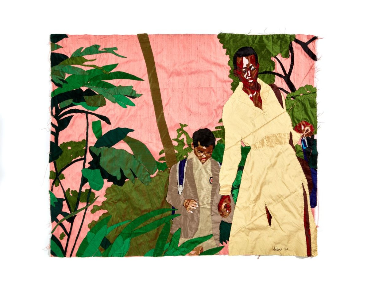 Handgenähte Seidencollage: zwei Figuren, rosa Grund, Laub