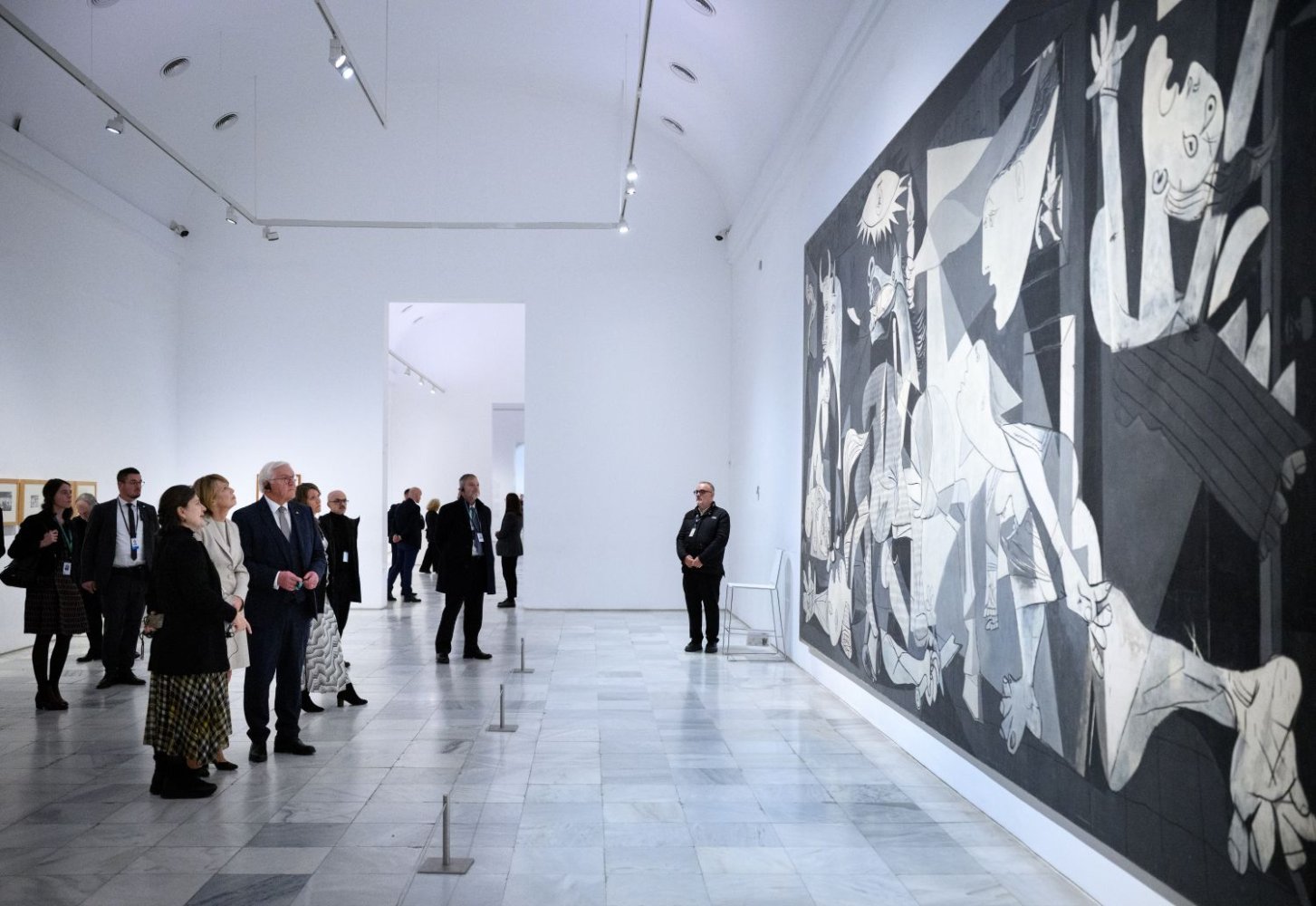 Installationsansicht: Picasso, Guernica, großformatiges Gemälde; Besuchergruppe betrachtet es.