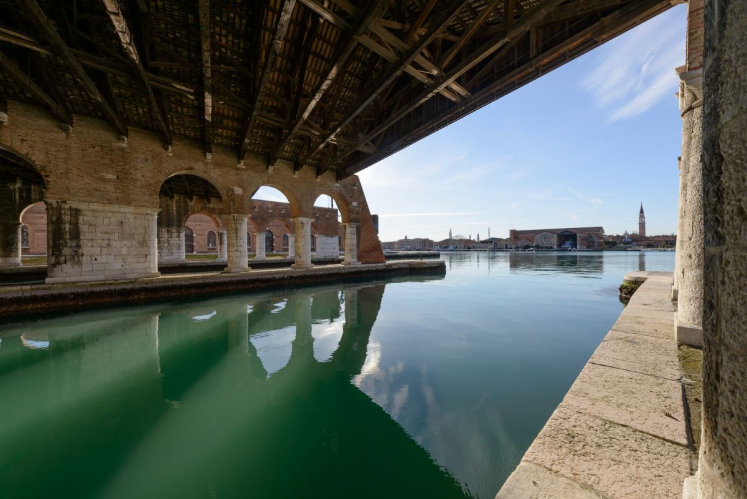 Blick auf das Ausstellungsgelände Arsenale