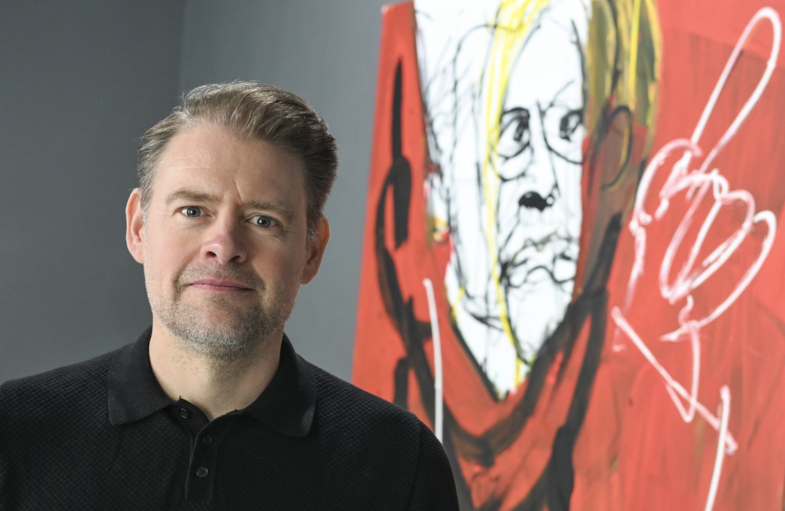 Porträt eines Mannes in Galerie, blickt neutral; großes rot‑weißes figürlich‑expressives Gemälde.
