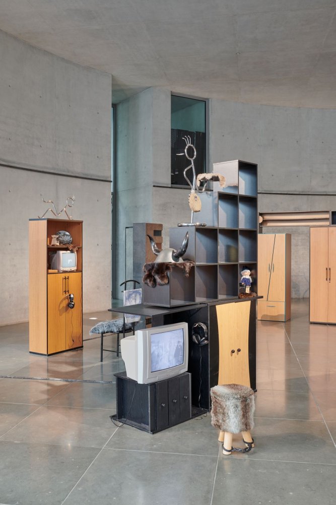 Installation aus Möbeln und CRT‑TVs, Installationsansicht