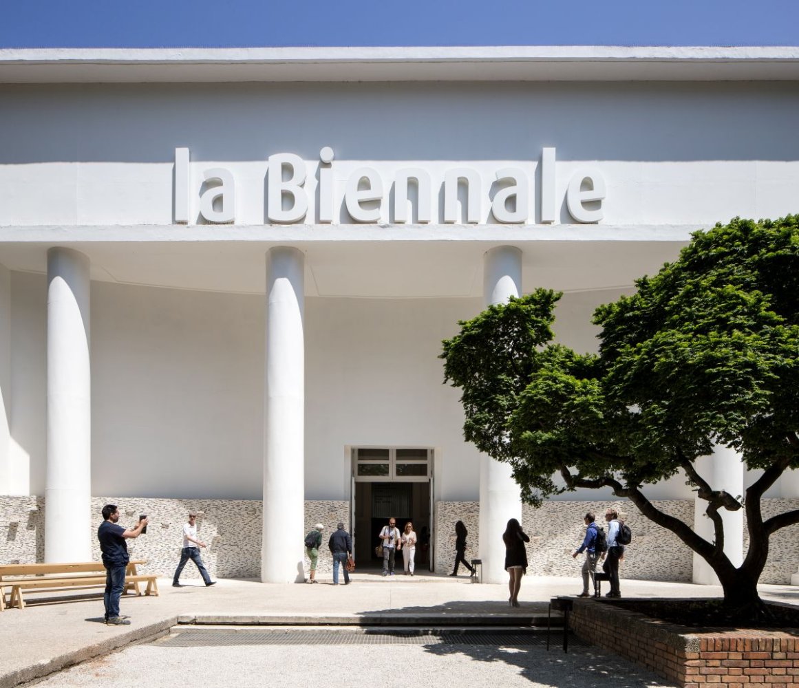 Padiglione Centrale, Giardini: Eingang der La Biennale di Venezia mit Kolonnade und Besuchern