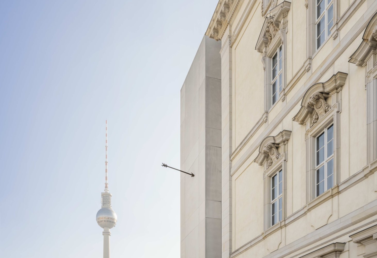 Der Pfeil steckt in der Nordfassade des Humboldt Forums