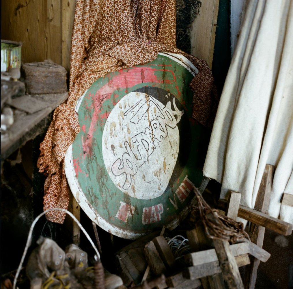 Fotografie: angelehnter Rundschild, Stoffe, Holz