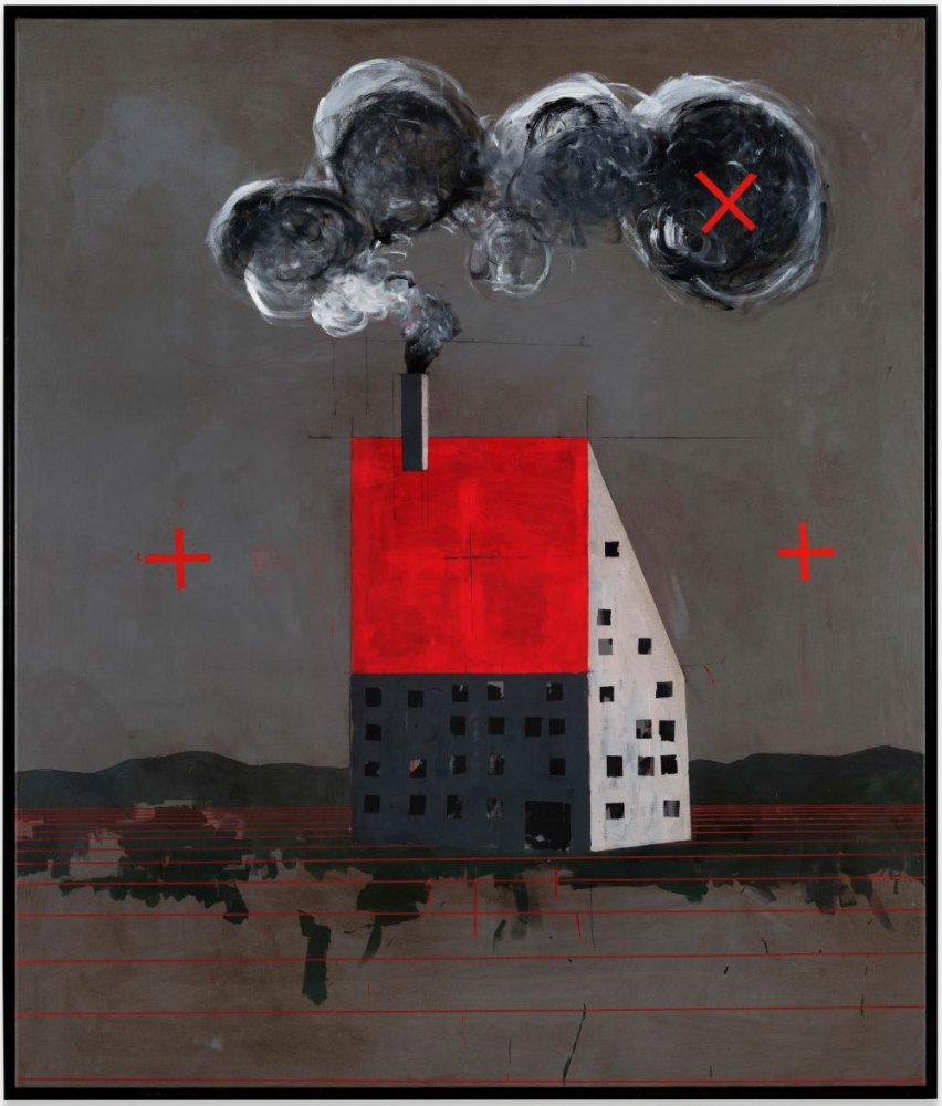 Abstraktes Gemälde: blockhafte Fabrik mit rotem Dach, Rauchwolken, grauer Himmel, rote Kreuze.