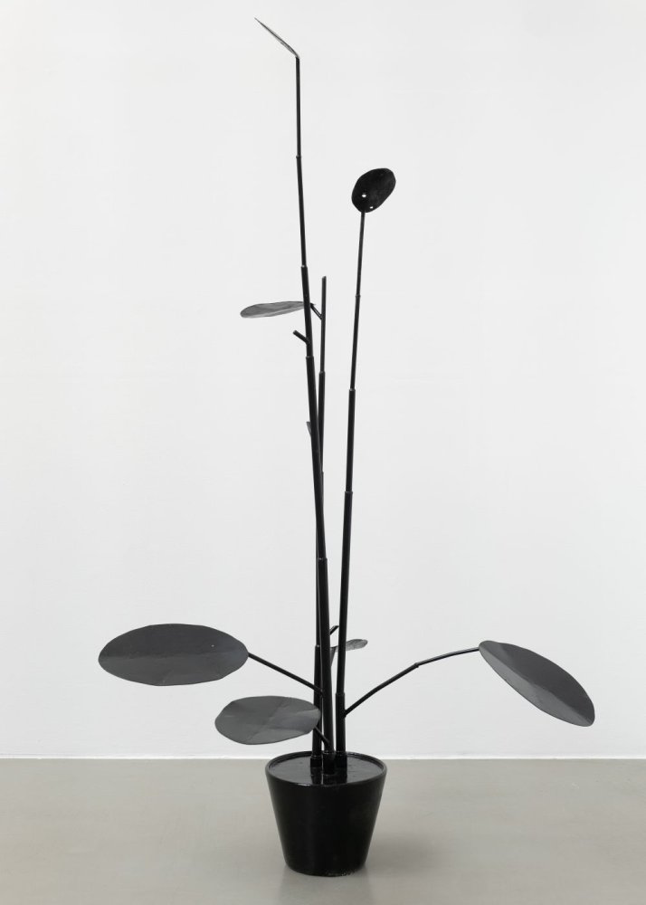 Schwarze Metallskulptur: Stäbe aus Topf mit runden/ovalen Scheiben; Galerie-Installationsansicht.