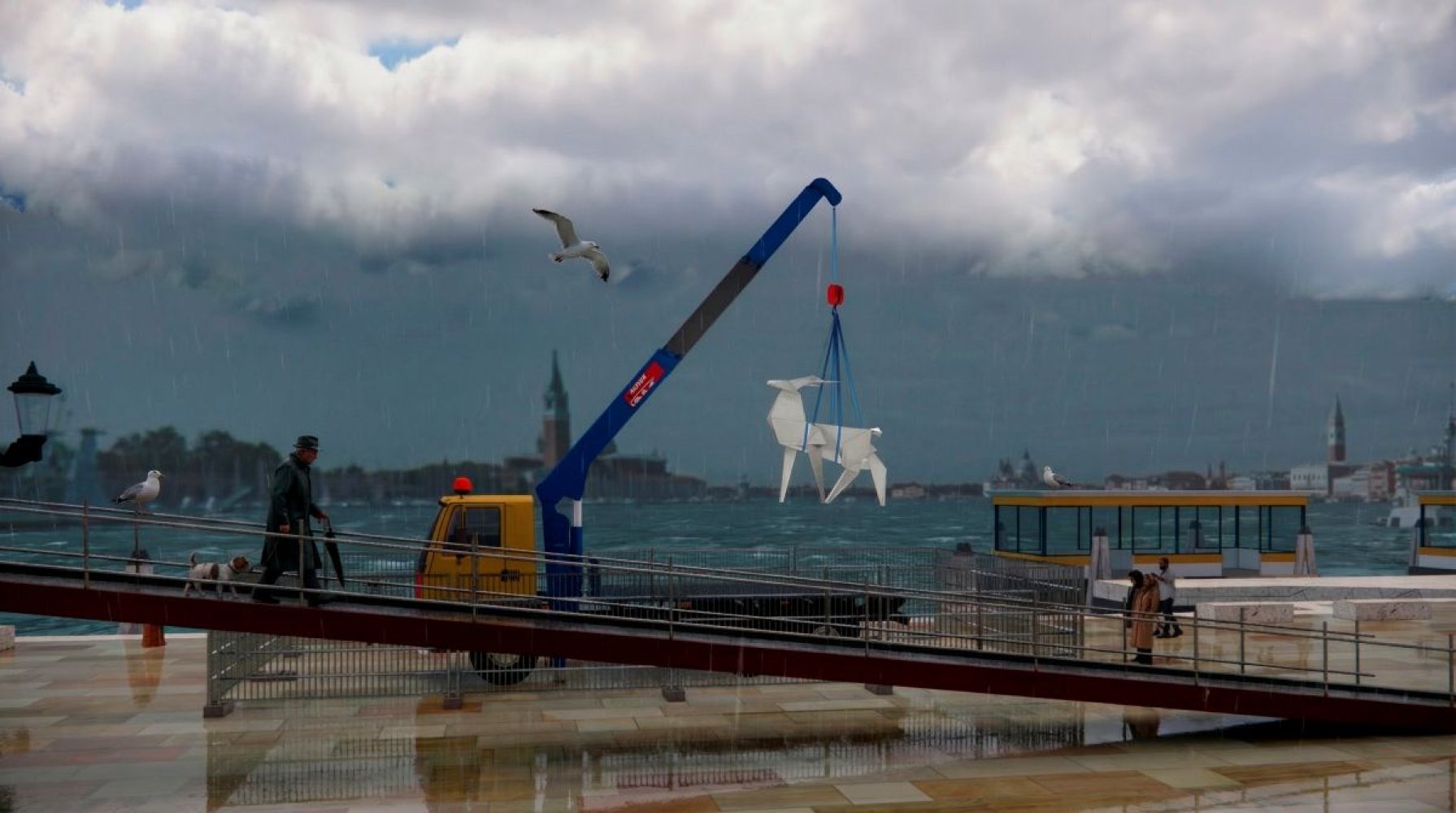 Installationsansicht: Kran hebt weiße Tierskulptur am Ufer; Hafen mit Booten, bewölkter Himmel.
