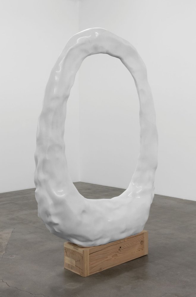 Ovaler Yule-Marmorring auf Zedernsockel; Installationsansicht.
